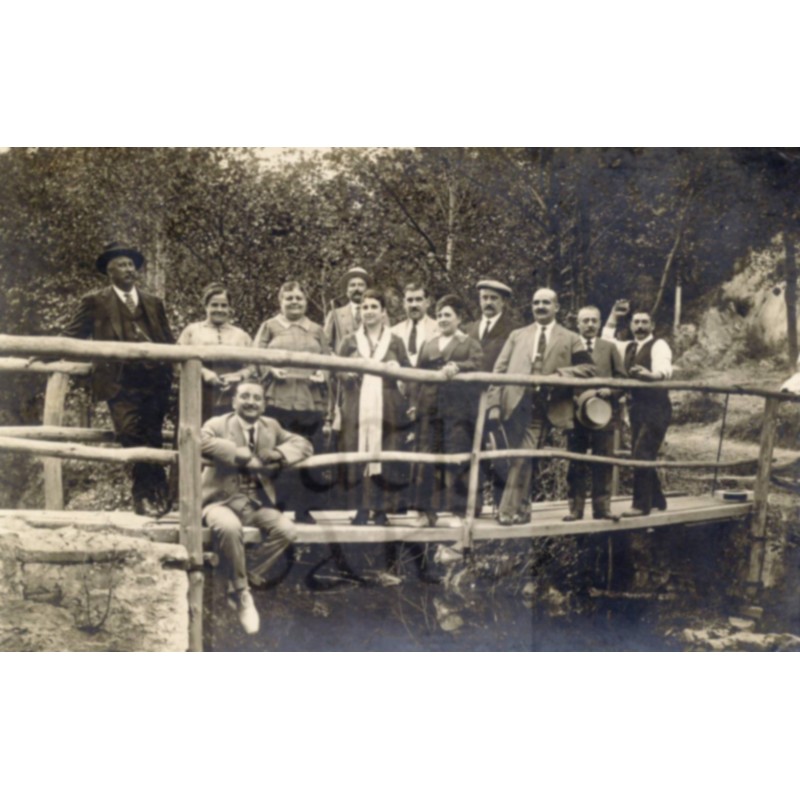 Grup d'estiuejants al pont del llac, Sant Hilari sacalm