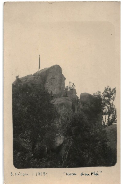 Roca d'en Pla amb senyera, Sant Hilari Sacalm